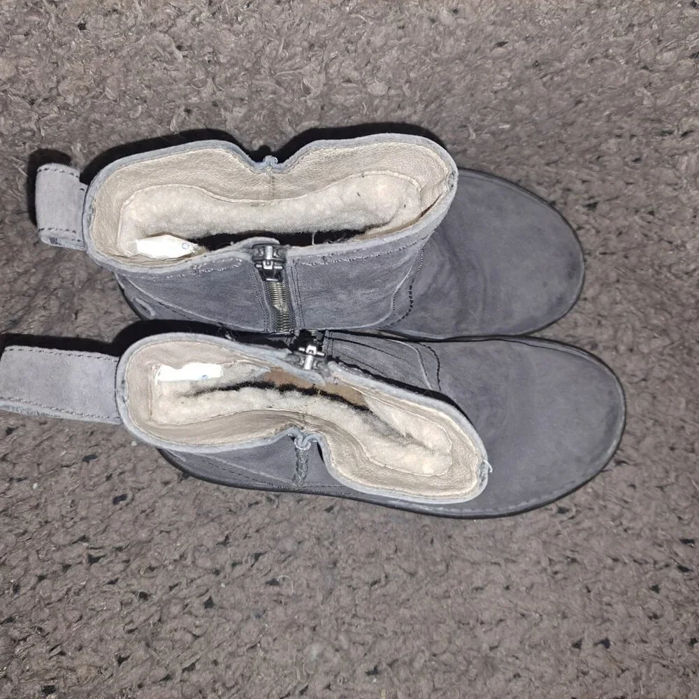 UGG-Neevah-Gray Suede/Shearling Lined-Side Zip Booties-Sz 7-Excellent Excellent